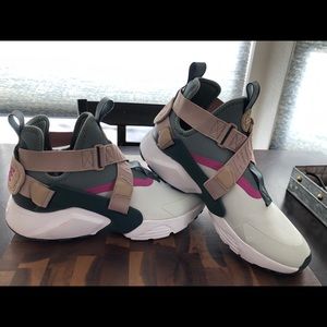 Nike Women's Air Huarache City Low Running Shoe